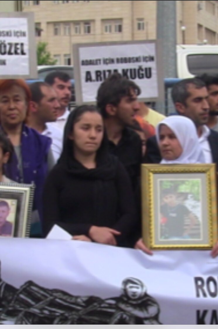 Veliencu's tweet photo. Biz Roboski ailelerine yönelik baskı ve gözaltılar bitmek bilmiyor.Katliamda kardeşi Cemal Encu’yu kaybeden Cahide Encu Cizre polis noktasında az önce gözaltına alındı.Hakkında açılan bir soruşturma kapsamında ifadeye gitmediği gerekçesi öne sürülüyor. https://t.co/ouwTGvMJMB