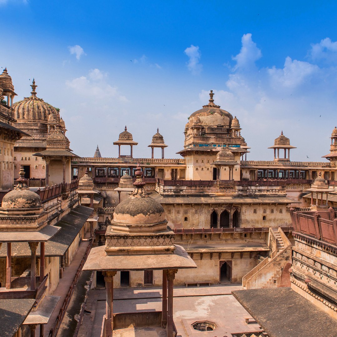 FabHotels's tweet photo. #TuesdayTravel - Jahangir Mahal Orchha Fort in the heart of the nation, is a spectacular palace built in an Indo Islamic architectural style, consisting of several courtyards, balconies, rooms and domes.
#DiscoverWithFab #MadhyaPradesh https://t.co/pSV6MFO5Ru