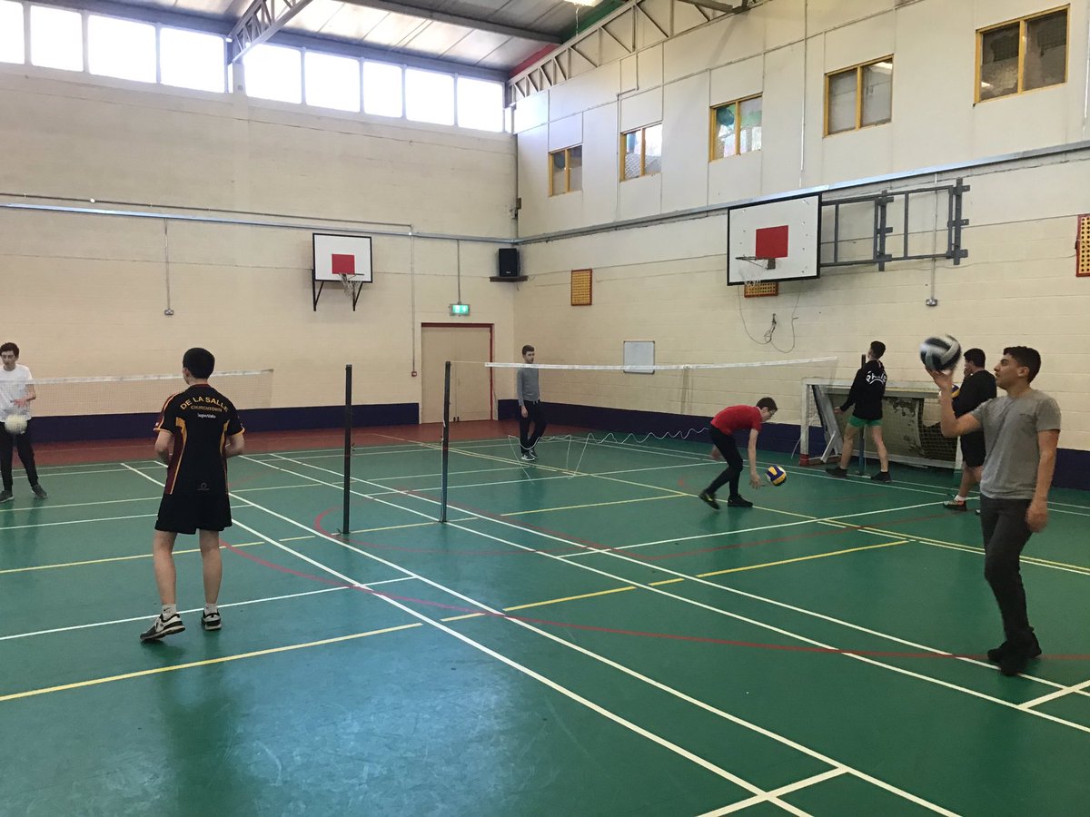 DeDepartment's tweet photo. Our 2nd Years playing Volleyball in PE today. #forearmpass
@Vball_Ireland #Volleyball #PE @sportireland @PEAI_IRELAND @ActiveFlag #Spikeball #VolleyRotate @DeLaSalleCtown https://t.co/nN7lmFHoat