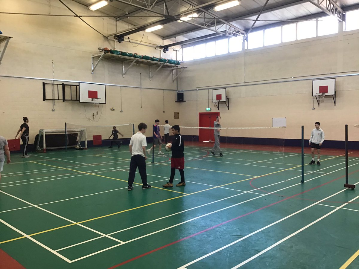 DeDepartment's tweet photo. Our 2nd Years playing Volleyball in PE today. #forearmpass
@Vball_Ireland #Volleyball #PE @sportireland @PEAI_IRELAND @ActiveFlag #Spikeball #VolleyRotate @DeLaSalleCtown https://t.co/nN7lmFHoat