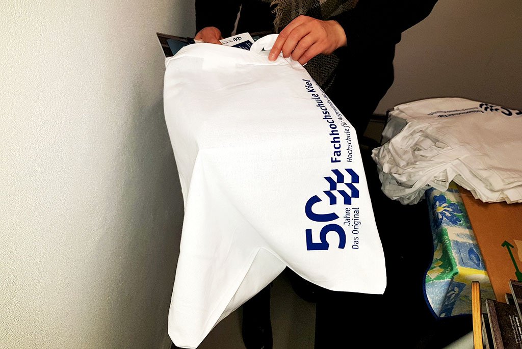 HAW_Kiel's tweet image. Wir freuen uns auf die neuen Studienanfänger*innen und haben schon mal ein paar Sachen für sie eingepackt. #fhkiel #studienbeginn