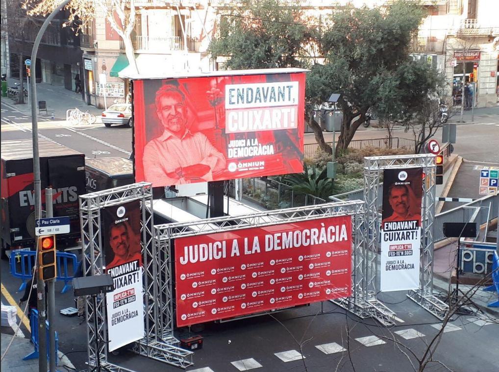 Bcnisnotcat_'s tweet photo. ¿Me preguntas que por qué queremos crear #Tabarnia? Déjame que te ponga un ejemplo: los chavales de Barcelona con la Selección llevan años tratando que les dejen poner una pantalla gigante en Barcelona (hace poco hasta les pusieron 12.000€ de multa), pero mira lo que hace Colau: https://t.co/RojsL2dl29