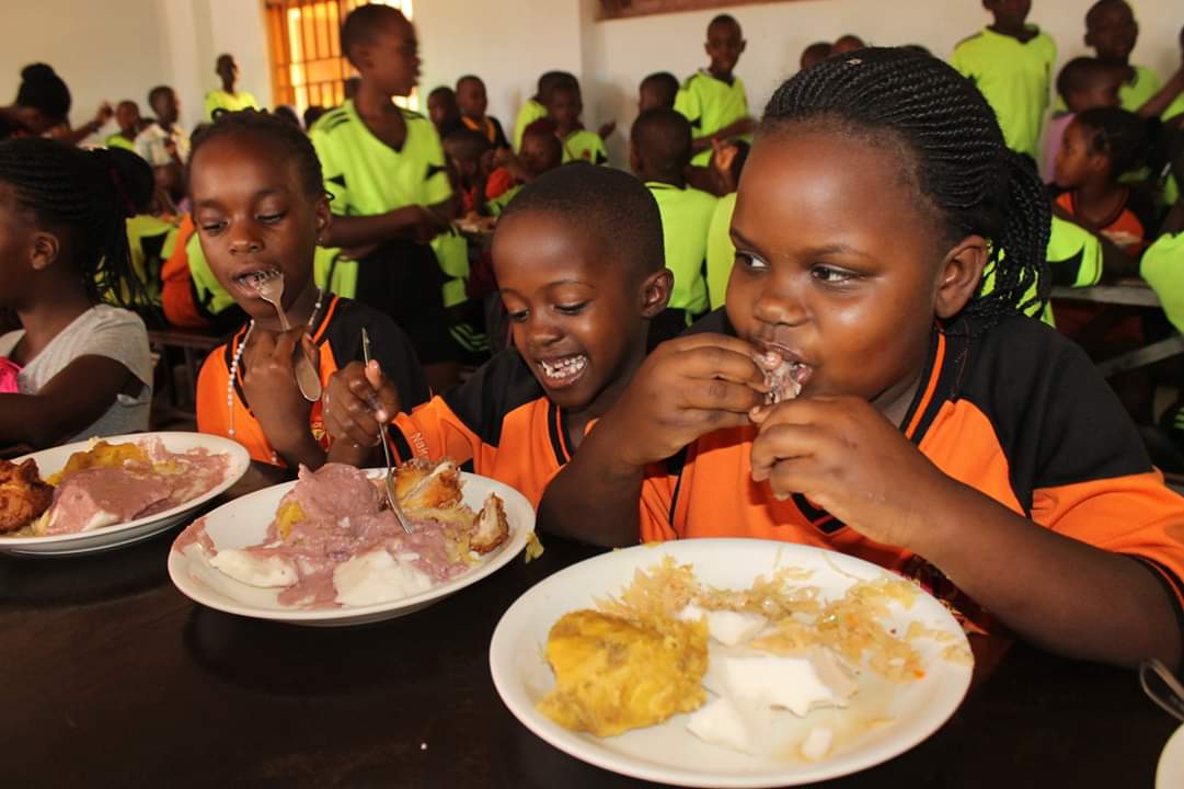 GombeJuniorSch's tweet photo. Good feeding #balanced_diet is one of the key aspects of academic excellence.
#Lunch_hour_at @GombeJuniorSch
With @Gombehighkawaal @alex_ssebuufu @JanetMauba @WakokoJames @KenethKivumbi @CatherineNakab2 @KiwanukaStephen @cbusinge https://t.co/ua3fvQSw56