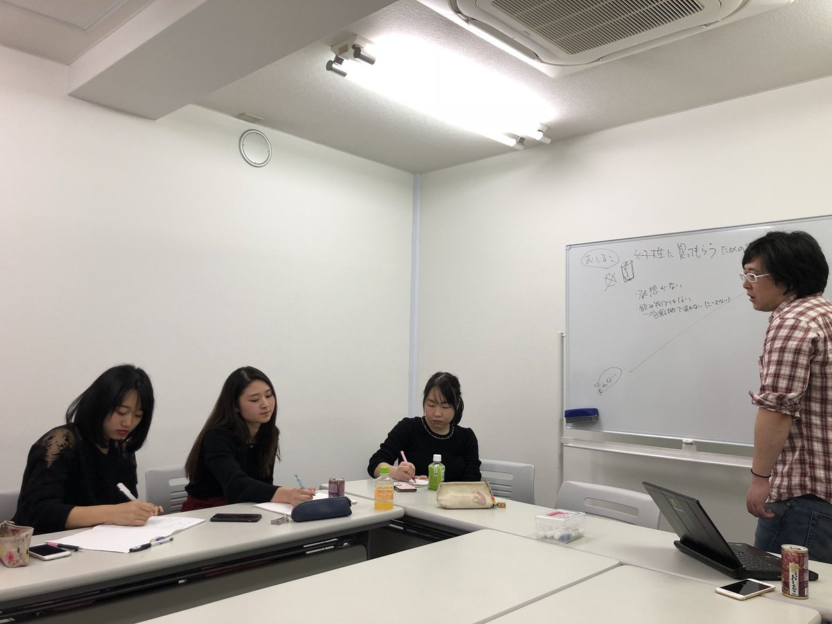 【女子大生がおしるこを買うためには？】 

本日の火曜ベーシック講座は、ロジカルシンキング講座でした。

先週学んだ思考フレームを用いて、 原因や要素を洗い出し、「女子大生がおしるこを買うためのプロモーション」
について、グループディスカッションを行いました！