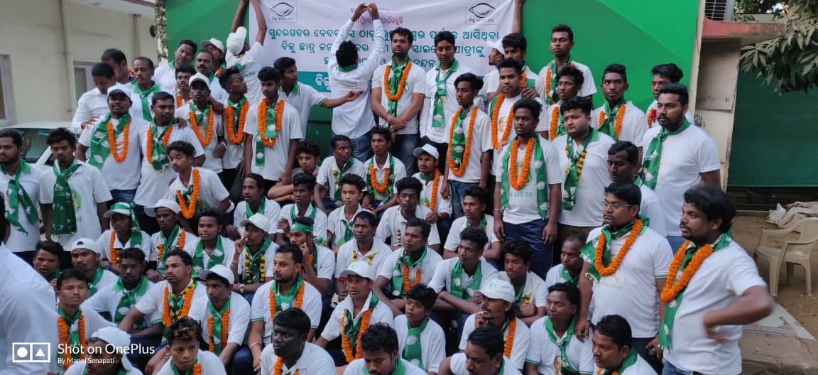 odishabcjd's tweet photo. ବେଦବ୍ୟାସରୁ ସାଇକେଲ ଯାତ୍ରା କରି ଆଜି ରାଜଗାଙ୍ଗପୁର ନିର୍ବାଚନ ମଣ୍ଡଳୀ ବିଜୁ ଛାତ୍ର ଜନତା ଦଳ କର୍ମକର୍ତା ନବୀନ ନିବାସରେ ପହଂଚି ମାନ୍ୟବର ମୁଖ୍ୟମନ୍ତ୍ରୀଙ୍କୁ ଭେଟି ଶୁଭେଚ୍ଛା ଜଣେଇଲେ । #iSpeak4Naveen https://t.co/QNXzt6enIX