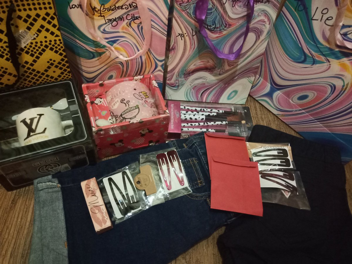 liereposposaOF2's tweet photo. Thank you sa regalo first gift I receive in Tagum charott english I love you guys 😘 https://t.co/7Qz9ZAeCuT