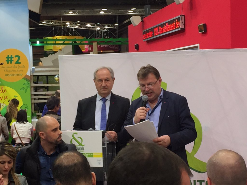 VictoireGenSt's tweet photo. 🗣La remise des prix des talents des #fruits et #légumes c est maintenant sur le stand #GenerationFL 🍎🍐🍆🍅🥕 ! #TourFL @FruitsLegumesFR @Interfel https://t.co/rIIjM8HZbN