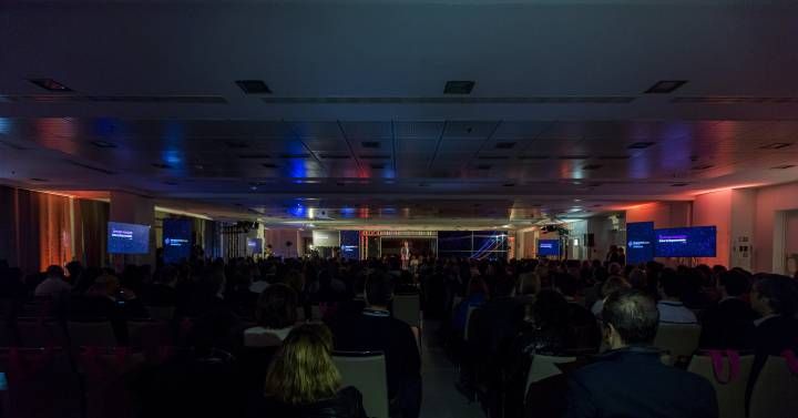 ¿De verdad las máquinas tienen un margen de error menor que los humanos? Esta premisa salió en la jornada del SingularityU Spain Summit 2019, entérate los temas que trataron. #Ai bit.ly/2TkVNuo