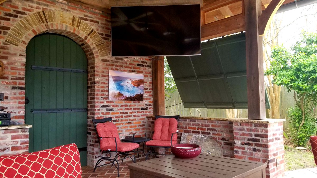 AVInnovators's tweet image. Great looking patio TV right here! Special bracket used in this application in order to adjust the TV height for better viewing option.  #springiscoming