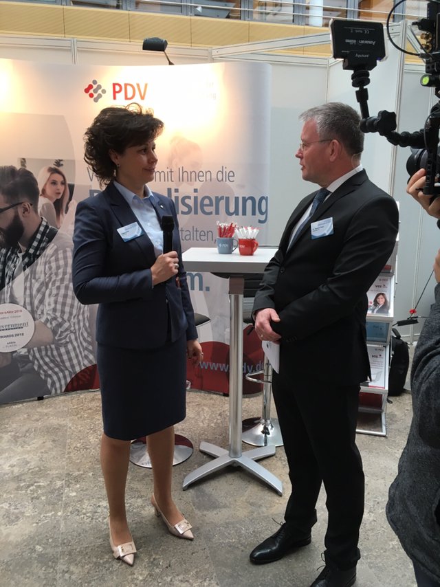 Governikus's tweet photo. Peggy Katzer von @pdv_GmbH zeigt in ihrer Live-Demo, dass man auch auf einem Mobiltelefon eine #eAkte bearbeiten kann. Intelligente Anbindung von #Chatbot + #SimsMe an die Vis-Suite! Fragen zum Szenario beantwortet sie gerne am Stand auf der #GovernikusJT. https://t.co/lUonaIyGIQ