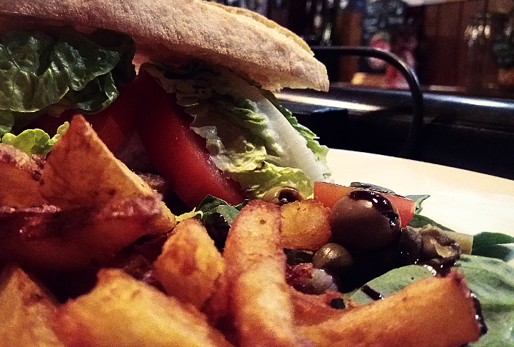 StAldatesTavern's tweet photo. Sometimes there's nothing better than a classic BLT.
#Oxford #pubs #food #kitchen #bar #sandwich #blt #Bacon #lettuce #tomato #classic #hungry #ox1 #chips #salad #olives #staldates #Monday #Motivation https://t.co/OiWNJk7oIs