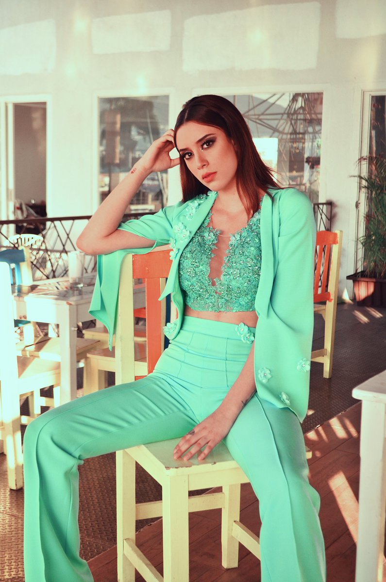 fhercousin1's tweet photo. Instagram ➡ fhercousin 
Photo chay garcia 
Makeup eddie ruiz 
Model  paulina serrano 
#fashion #croptop #blaizer #diseñomexicano #moda #fashiondesigner #Tendencias https://t.co/N5XurQgDLd