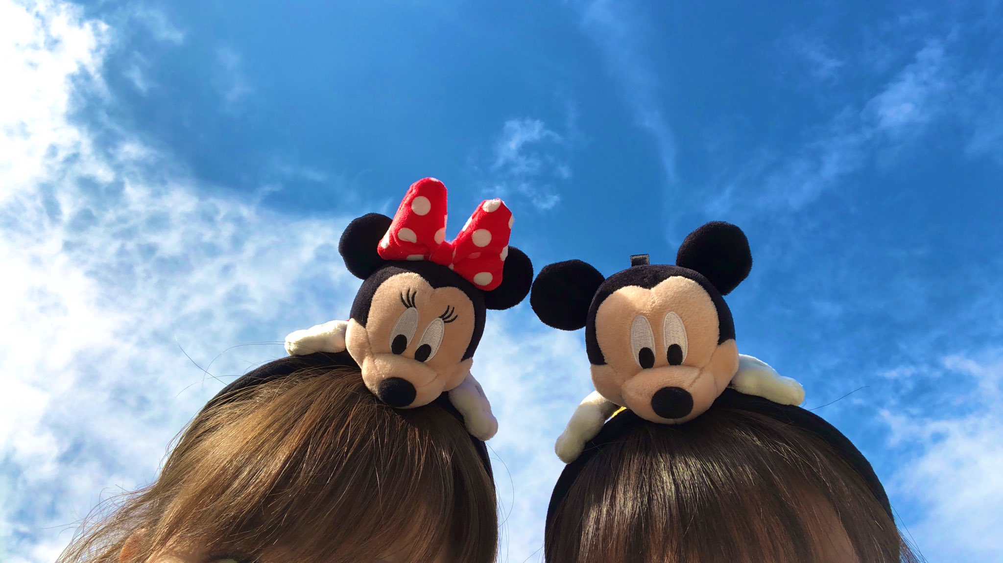 岡田彩花 昨日は家族でディズニー行ったよ 雨降らなくて良かった そして全身黒コーデ 人生2回目の150分待ち並んだ 次から並ぶの大丈夫だと思う 笑 このペアのカチューシャ 妹に買わされました 私は違うのが欲しかったのに