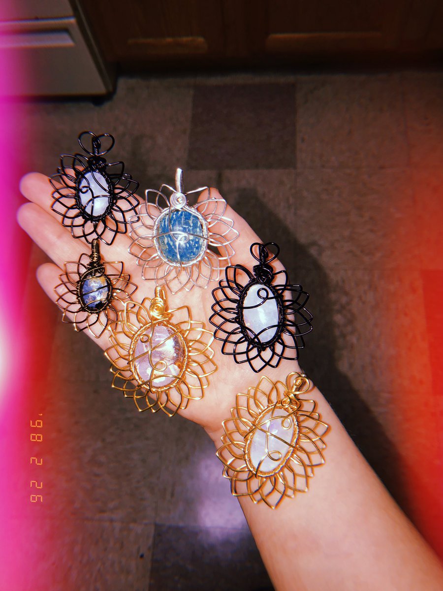 mildhippie's tweet photo. good morning loves! Hope your day is well💛

these are customs I finished recently that will be shipped tonight after my classes 🌻✨

these are NOT for sale, please read through my pinned thread before messaging about a custom :) https://t.co/tqDTYge1A1