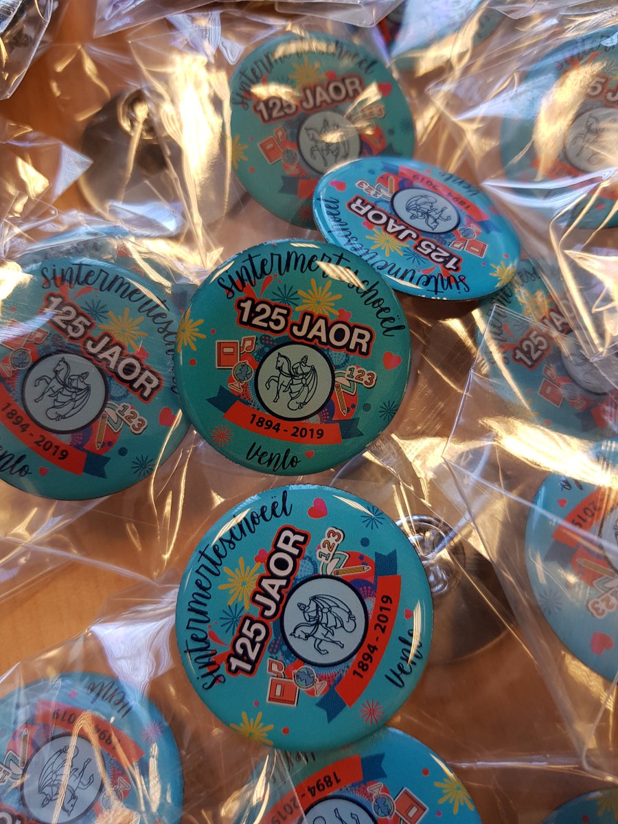 Ze zien d'r. De enige echte sintermertejubileumvastelaovespinkes. Op schoeël te koup vur €2,00. Alle Sintermerteskinder en lede van  "de club van 125" kriege öm netuurlik gratis.