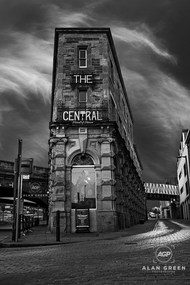 Had some excellent feedback across social media about this image and I'm very grateful. A fab local bar on the Gateshead side of the Tyne Bridge. :)

@The_Central_Bar #centralbar #gateshead #northeast #bar #pub #cityscape #architecture #design #beautifulbuilding #moodypic #potd