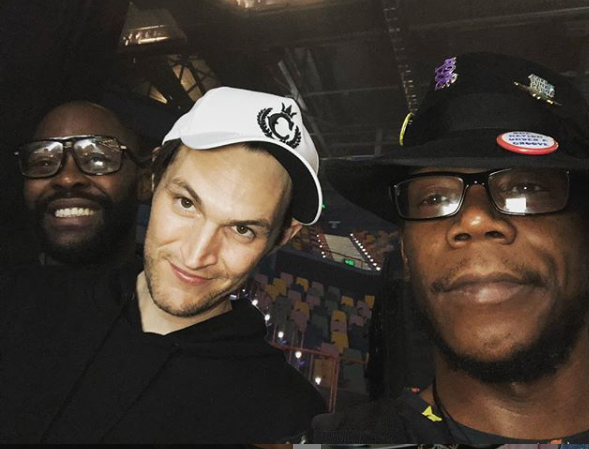 Eye0pener's tweet photo. Pre-show hang! Photo courtesy starchildjr on IG! 😍 #rhcp #joshklinghoffer #redhotchilipeppers @chilipeppers #anthonykiedis #chadsmith #flea #georgeclinton #pfunk @george_clinton #benzelbaltimore #starchildjr #garrettshider https://t.co/WwJ4BckgEo