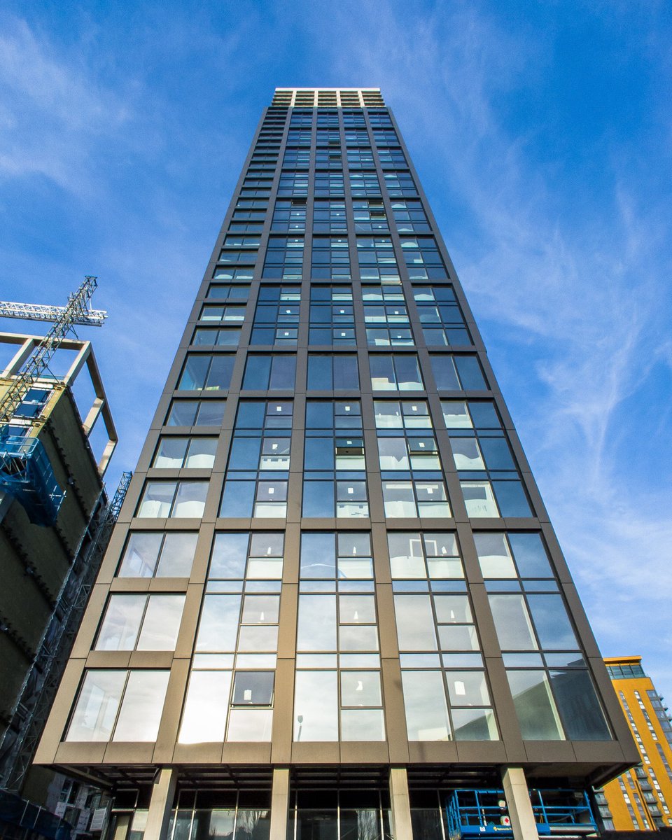 Unexpected February sunshine, on point photography from @MattTDalrymple. Moda, Angel Gardens standing tall and bathing in that #Manchester sun. #LiveTheModaLife #BuildToRent #NewBuild #Construction #BTR #Property #BlueSkies