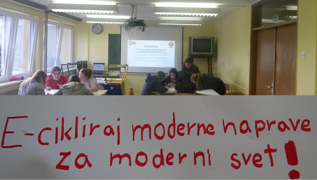 Takole pa včeraj v dijaškem domu ŠC Šentjur. Poklicali so nas, da pridemo, saj sodelujejo pri Domijadi 2019 z zbiralno akcijo starih aparatov.