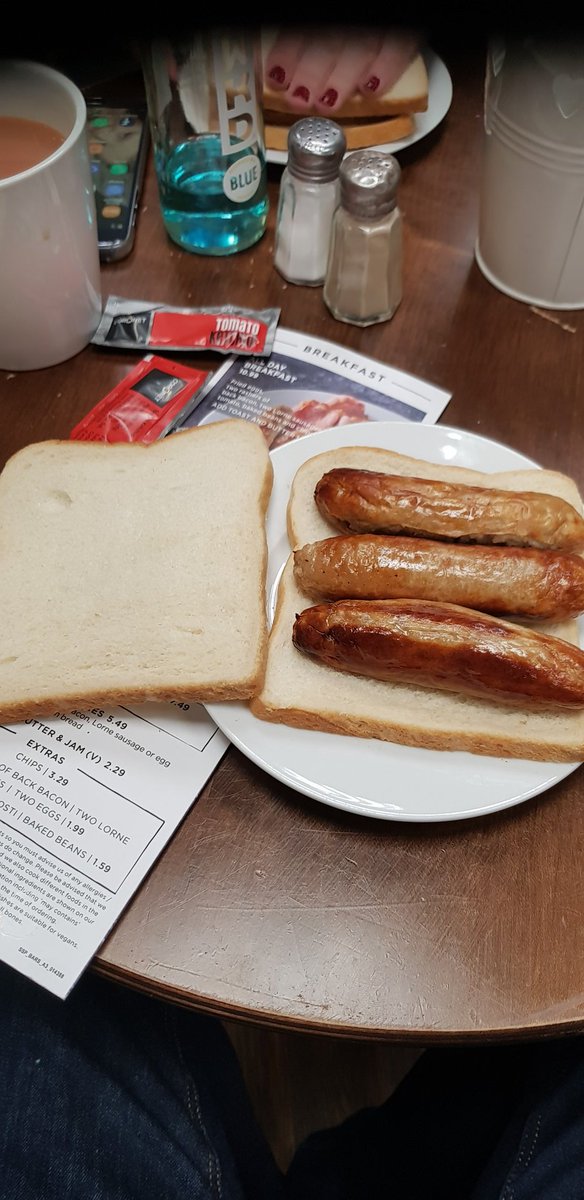 ShaneMacCormick's tweet photo. 7 quid for this @GPAPassenger  prestwick airport. Looks like it should be on #RateMyPlate 😂🙈 https://t.co/oiy3K0Xip0