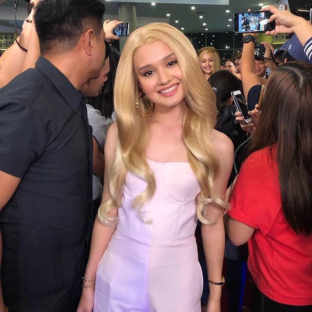 TeamKiraOFC's tweet photo. #FamiliaBlondinaPremiere 👩🏼💙 @Kbalinger https://t.co/2gqTO6SRub
