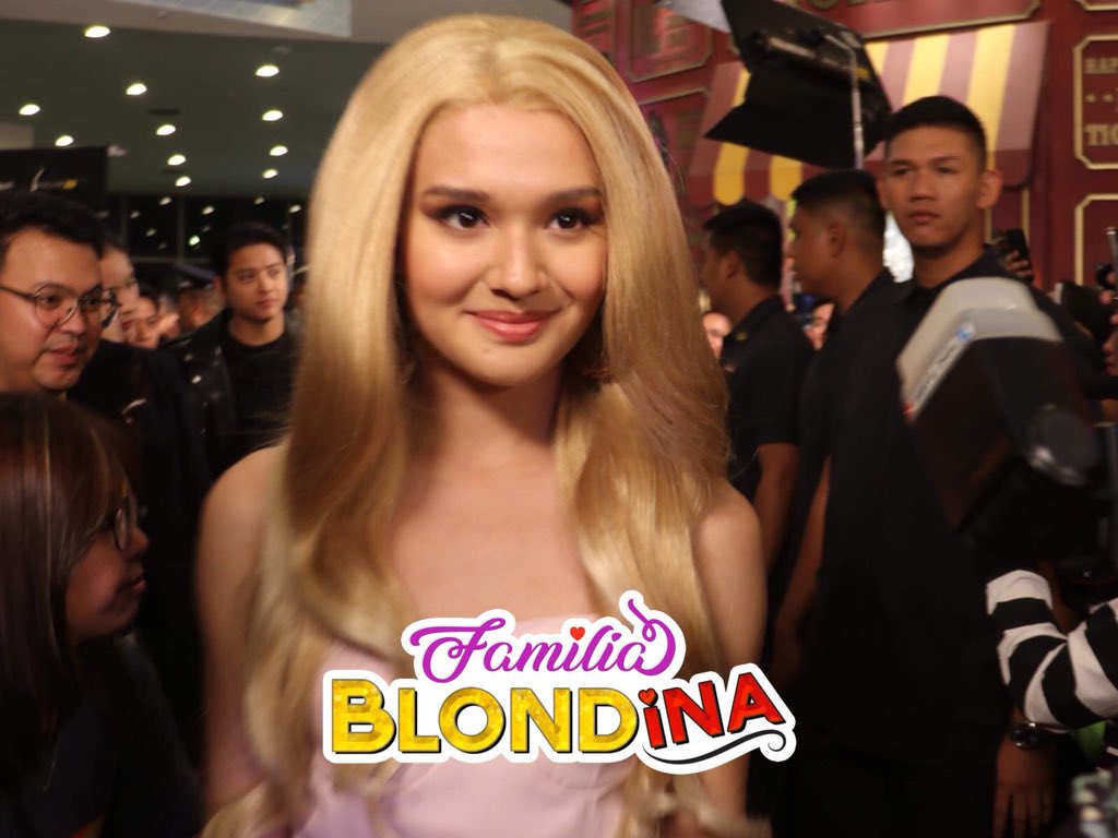 TeamKiraOFC's tweet photo. #FamiliaBlondinaPremiere 👩🏼💙 @Kbalinger https://t.co/2gqTO6SRub