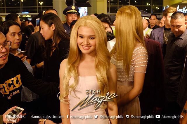 TeamKiraOFC's tweet photo. #FamiliaBlondinaPremiere 👩🏼💙 @Kbalinger https://t.co/2gqTO6SRub
