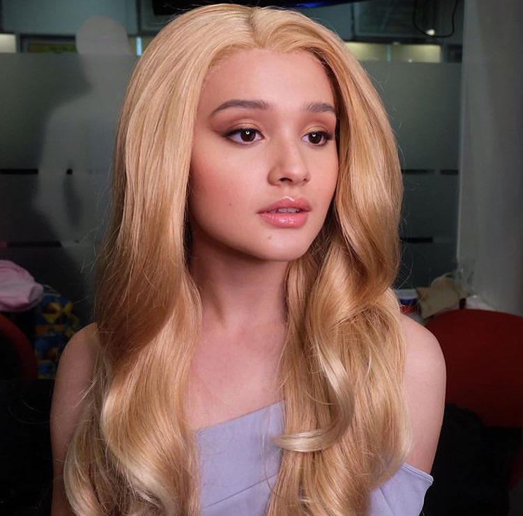 TeamKiraOFC's tweet photo. Resemble Ariana Grande 👩🏼 @Kbalinger’s look for #FamiliaBlondinaPremiere https://t.co/iGpWSf2Ffu
