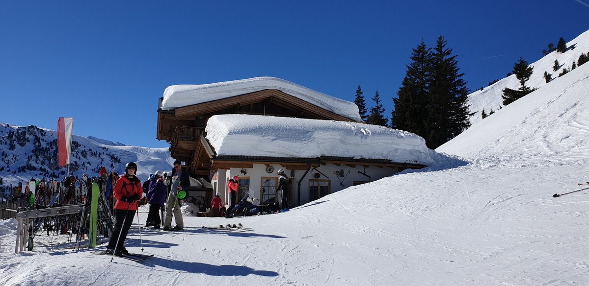 SoerenMuench's tweet photo. 3. Skitag in #Mayrhofen #Penken im #Zillertal in @tirol 

Ist das Wetter hier immer so traumhaft? Wenn ja, kommen wir unbedingt wieder!! Eine fantastische Fernsicht, an einer Stelle sieht man 30 3000er Berge!

#somuessenbergesein

@zillertal_at
@Mayrhofen https://t.co/9ELvEZ7bps