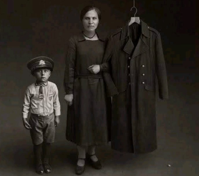 aghaNusratt's tweet photo. The War does not determine who is right _ Only who is Left
جنگ یہ دیکھتا کون حق پر تھا 
جنگ اپنوں کو کھونے کا نام ھے! https://t.co/hslhUMiRyS