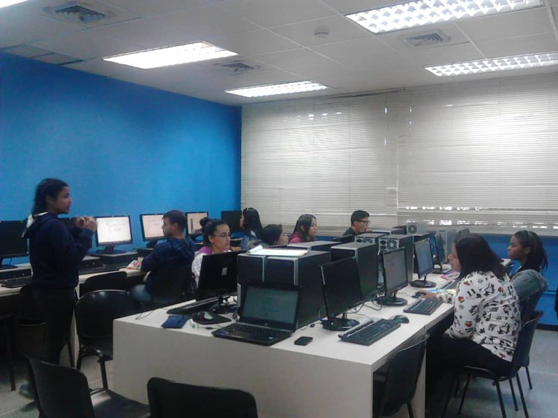 SUPERATEC's tweet photo. El #MomentoSupertec del día son nuestras actividades realizadas en #SuperatecAntimano donde los Voluntarios de @lacatolica imparten las clases de Tecnología para los participantes del programa de Administración y Servicio.
#Formación #Cursos #Voluntariado #UCAB https://t.co/YWUvylG6Vz