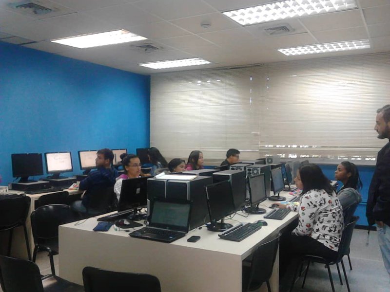 SUPERATEC's tweet photo. El #MomentoSupertec del día son nuestras actividades realizadas en #SuperatecAntimano donde los Voluntarios de @lacatolica imparten las clases de Tecnología para los participantes del programa de Administración y Servicio.
#Formación #Cursos #Voluntariado #UCAB https://t.co/YWUvylG6Vz