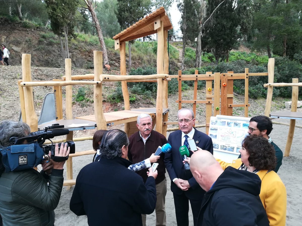 ViverosPerica's tweet photo. Inauguración de actuaciones en el #parqueforestal del #monteGibralfaro de #Malaga . Se potenciará el uso social del enclave, se dará a conocer la #vegetación del entorno y se favorecerá el #drenajedeaguas tras los episodios de #lluviastorrenciales
#pericaobrasyservicios https://t.co/3zwQTiqDeI