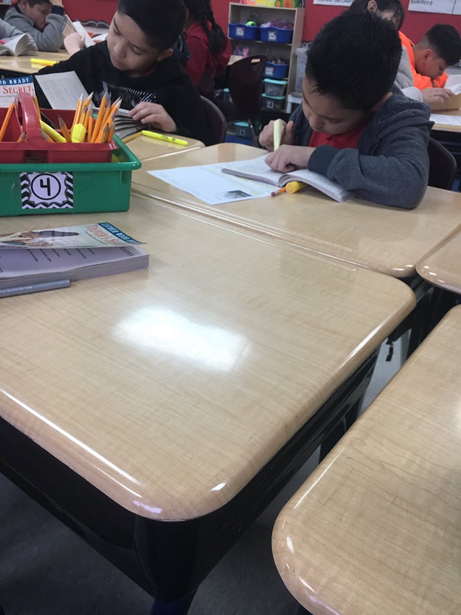 ampatterson27's tweet photo. Pointy fingers make reading more fun @jenmedina512 #kacd https://t.co/pPPx2huB7d