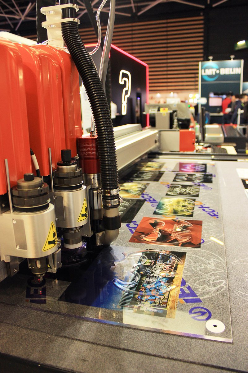 L’imprimerie SERICOLOR, basée à Savigneux (01), a fait appel au groupe APPLIGRAPHIC pour intégrer dans ses locaux une table de découpe JET CUTTER toute automatique TK3S. À noter que ce modèle est le premier équipement tout automatique JET CUTTER vendu et installé en France ! 🥳