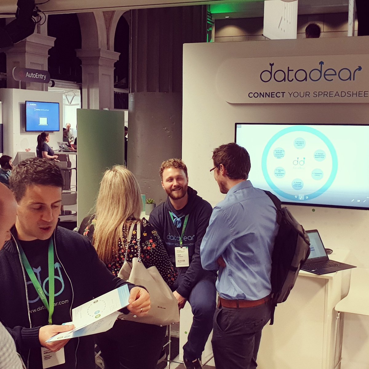 DataDearApp's tweet photo. The team at QuickBooks connect
.
.
.
#quickbooks #DataDear #Excel #qbconnect https://t.co/MfNcPEYl3O