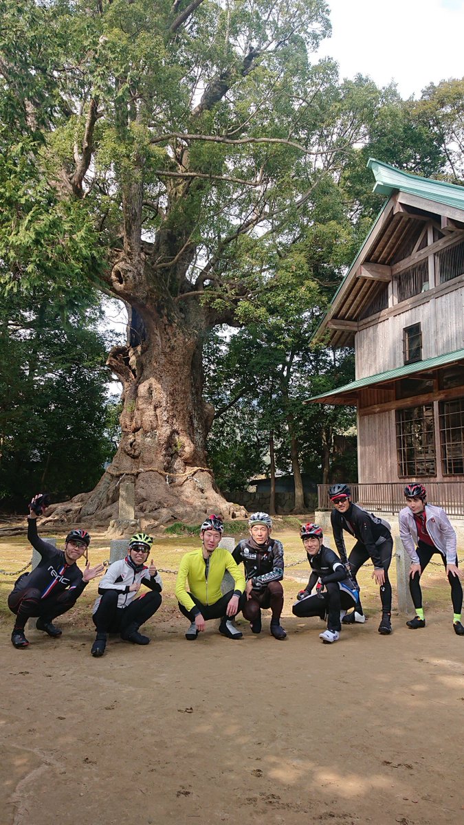 YSTC2013's tweet photo. 2/24(日)は、7名で河津桜トレーニングライドを行いました。安全を確認しローテーションをして稲取まで順調に走行！目標予定より30分ほど早く到着🌸ヤッター！桜は満開で綺麗でした！大磯～河津～大磯と約200km以上の高負荷ライドでとても良いトレーニングライドになりました♪
#河津桜 #ロードバイク https://t.co/ityQSstXQC
