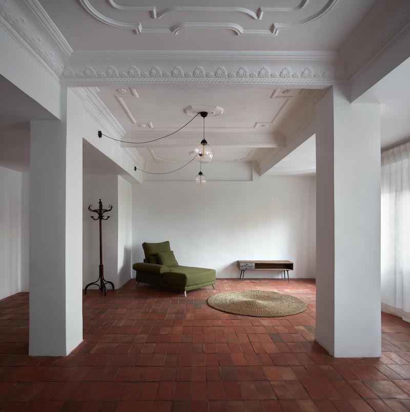 El proyecto realizado por quadrat estudio responde al encargo de convertir en vivienda,unas oficinas situadas en Valencia.
La intervención plantea una reorganización del espacio para incorporar luz al interior de la vivienda y dotarla de mayor calidad.  
singularesmag.com/proyecto-vivie…
