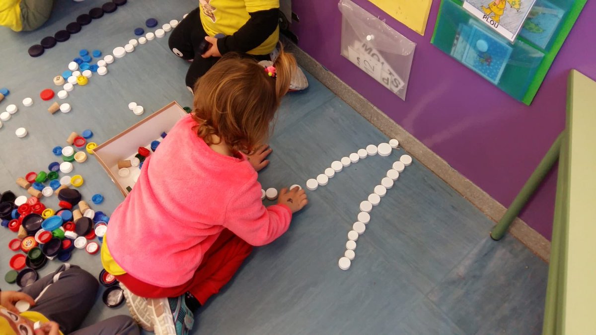 santvimollet's tweet photo. A P3 MANIPULEM TAPS I XAPES AL PROJECTE DE CIÈNCIA 3/6. Classifiquem, experimentem, inventem o reproduim models, fem seriacions, conceptes (llarg-curt), ... @santvimollet @SSTTMVO @ajmollet #projecte3/6 https://t.co/L8ij7qN34T