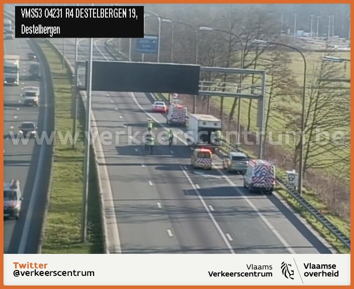 verkeerscentrum's tweet image. #R4 Dit dynamisch signalisatiebord is aangereden door een te hoog voertuig. De R4 zal nog een hele tijd afgesloten blijven, de constructie moet afgebroken worden. Informatie en omleidingen: verkeerscentrum.be/verkeersinfo/m…