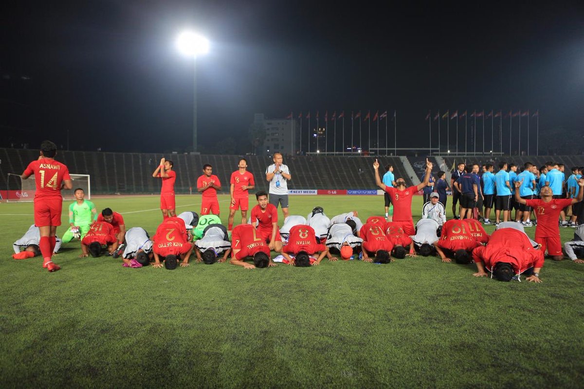 imam_nahrawi's tweet photo. Terimakasih atas doa dan dukungan dari seluruh Rakyat Indonesia

Menyaksikan langsung pertandingan final ini, Saya rasakan betul semangat juang yg ditunjukkan semua pemain Garuda Muda. Terimakasih Coach Indra Sjafri

Indonesia Juara AFF U22, Sujud Syukur,Terimakasih ya Allah.-IN https://t.co/uzH5YzbqsM