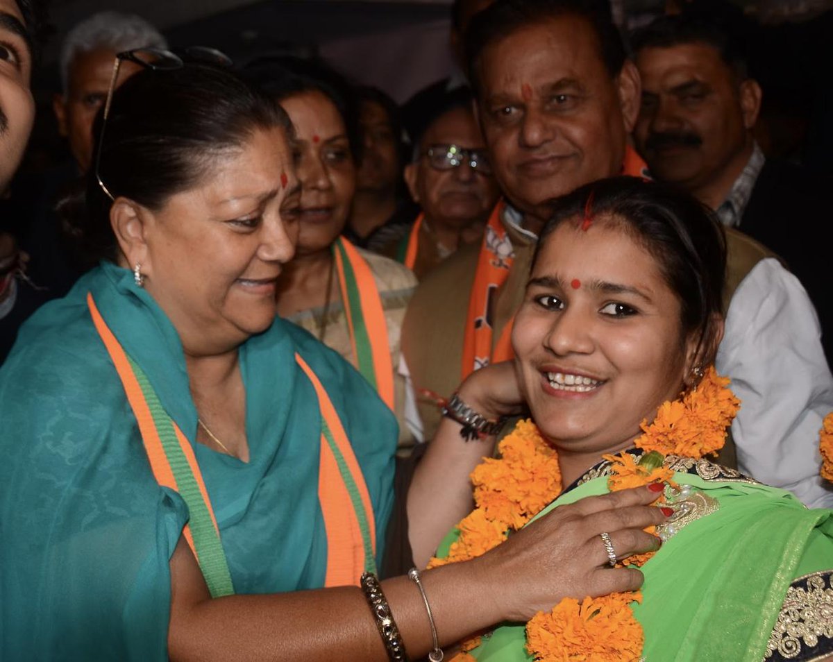 VasundharaBJP's tweet photo. भाजपा के कुशल नेतृत्व में हमारा देश विकास के कई सौपान तय कर विश्व में नई पहचान बना रहा है तथा समृद्धि का उजियारा हर घर, हर गांव व हर शहर तक पहुंच रहा है। आइए, हम सभी देश में जारी इस विकास रथ को आगे बढ़ाने में सम्पूर्ण सहभागिता निभाने का संकल्प लें।

#BJPKamalJyoti #Mission25 https://t.co/fcRQ6ttfQU