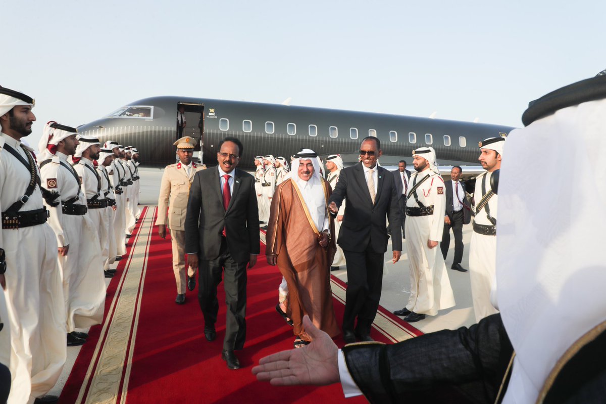 TheVillaSomalia's tweet photo. Madaxweyne @M_Farmaajo ayaa gaaray Dooxa halkaas oo uu berri kula kulmayo Amiirka Qatar Sheekh Tamiim Bin Xamad Al Thani. Madaxweynaha iyo Amiirka ayaa ka wada hadli doona adkeynta xiriirka labada dal iyo sidii la isaga kaashan lahaa dhinacyada amniga, dhaqaalaha iyo horumarinta. https://t.co/7J6Z5RkfR4
