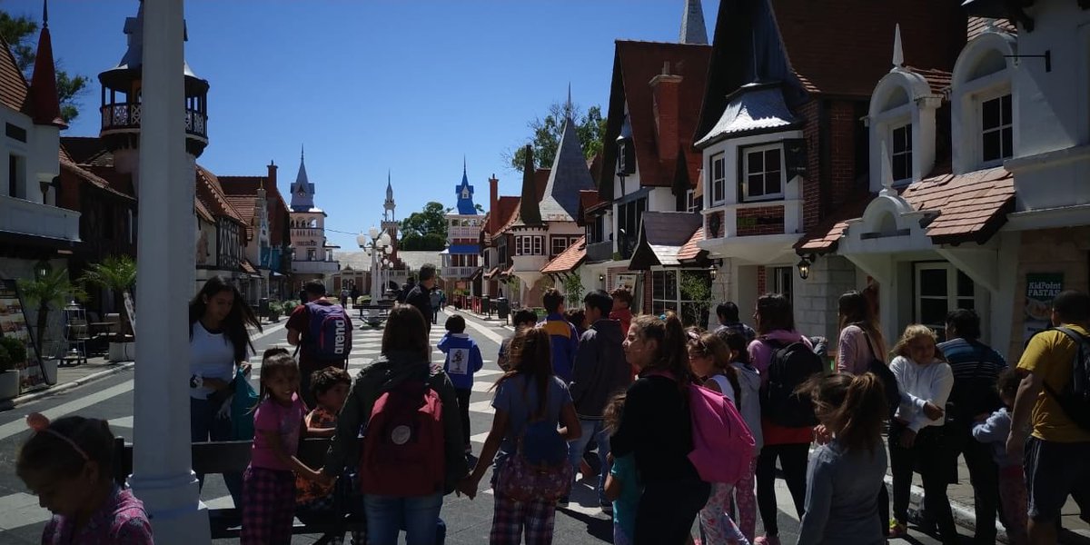 Hoy niños de #Suipacha visitan la Cuidad de Los Niños en La Plata. Final de vacaciones 👏👏👏#VolvemosAClases  Gracias a <a href="/TurismoPBA/">Buenos Aires Turismo</a> <a href="/awfederico/">Alejandro Federico</a> <a href="/PSuipacha/">Municipalidad de Suipacha</a>