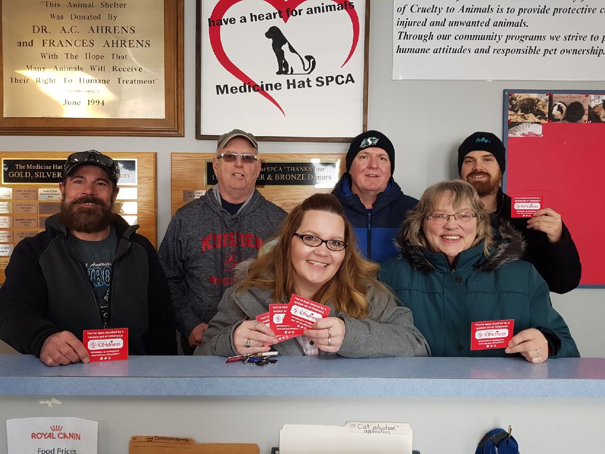 MedHatKinsmen's tweet photo. Last Saturday was National Day of KINdness. Our own Kinsmen members joined forces with Kinette Club of Medicine Hat to spread that KINdness by volunteering in our community. If you want to volunteer in your community look at joining either of our clubs #kinfun #communitysupport https://t.co/5sE7RKOZFD