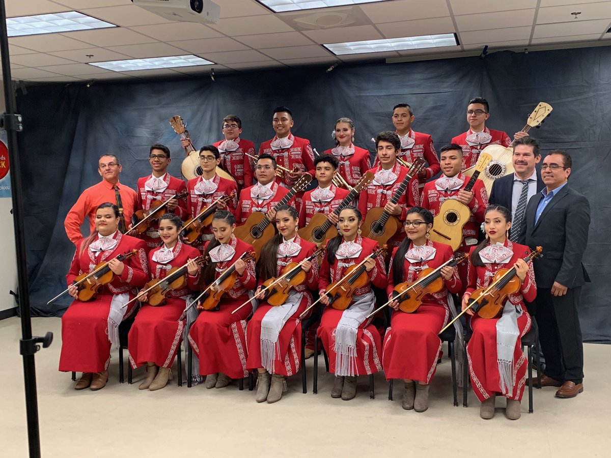 JEspinoza_EDD's tweet photo. Huge congrats to Americas HS, Eastlake HS, Socorro HS Mariachis for representing El Paso at UIL STATE CHAMPIONSHIPS! Performed ‘con ganas,’ with Socorro earning HIGHEST-POSSIBLE rating of SUPERIOR &amp; 15 INDIVIDUAL OUTSTANDING MUSICIAN AWARDS! Viva #TeamSISD!!! #UILState 🎤 drop! https://t.co/djArloJOdI