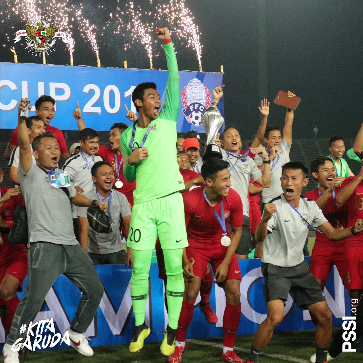 Potret penuh kebanggaan pasukan Garuda Muda usai bungkam Thailand dengan skor 2-1 di partai Final, dan angkat trofi juara Piala AFF U-22 2019 di Kamboja.

Selamat, Garuda Muda!
Indonesia pantas jadi juara!

#PSSINow #KitaGaruda