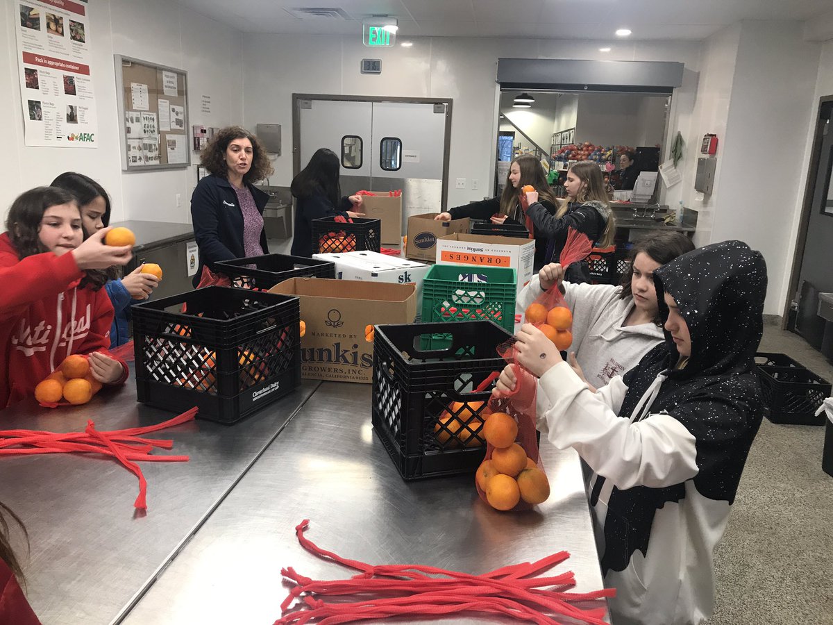 Admirals_PVL's tweet photo. Our GSA took their club meeting on the road to help @AFACfeeds pack oranges last week! #swansonvolunteers #swansonsproud #APSgetinvolved https://t.co/x4Mx2WzrQH