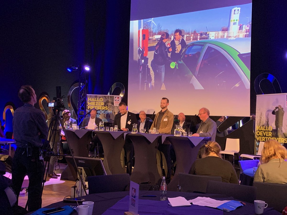 Wist je dat de helft van het wagenpark van <a href="/waternet/">Waternet</a> rijdt op brandstof gemaakt van poep en plas van Amsterdammers? <a href="/waterschapagv/">Waterschap AGV</a> als energieproducent of schoenmaker hou je bij je leest? Er valt iets te kiezen #agvdebat #wsv19