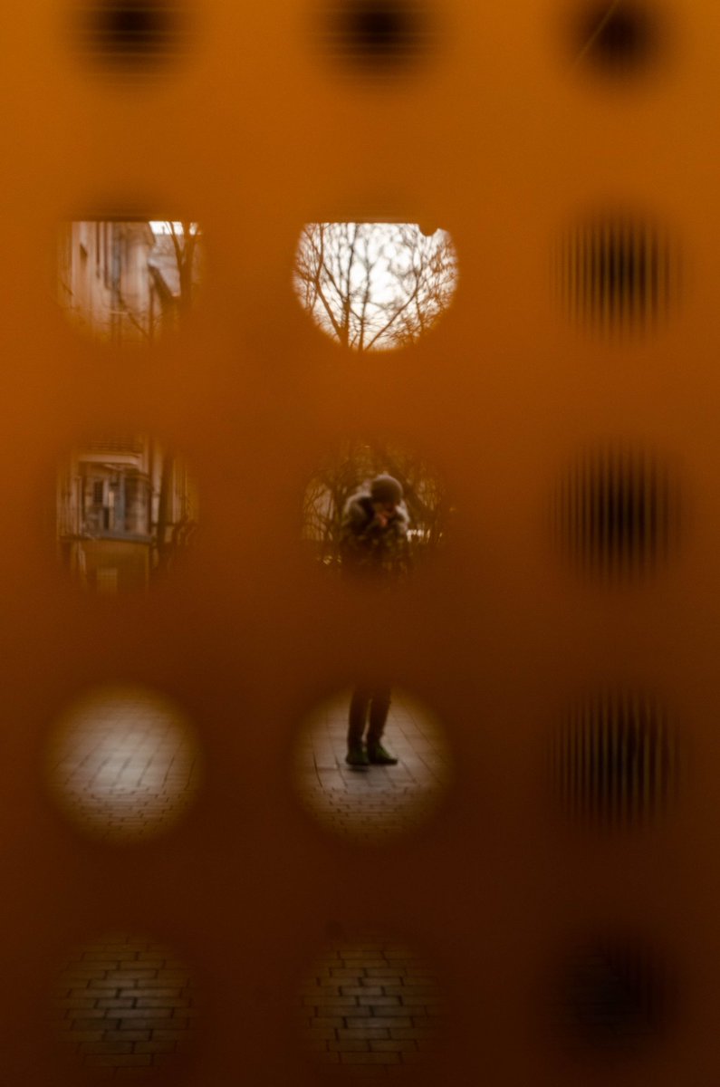 #streetphotography #fotografiauliczna #geometry #yellow #photography #human